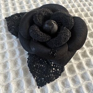 Authentic CHANEL
Tweed Fabric Camellia Pin Brooch
Black